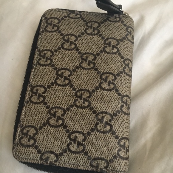 SOLD-Authentic Gucci Wallet - Picture 3 of 8